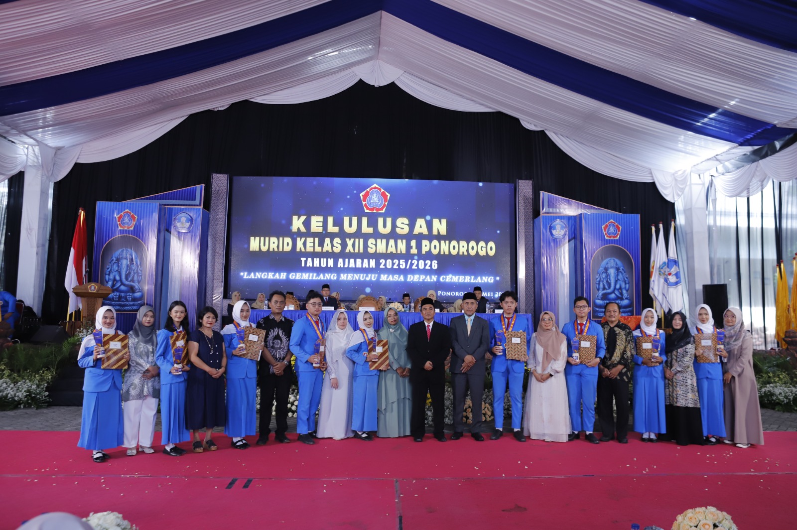 Murid kelas XII SMA Negeri 1 Ponorogo berfoto bersama pada acara kelulusan 2025.